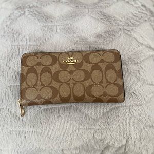 Coach Outlet Accordion Wallet
